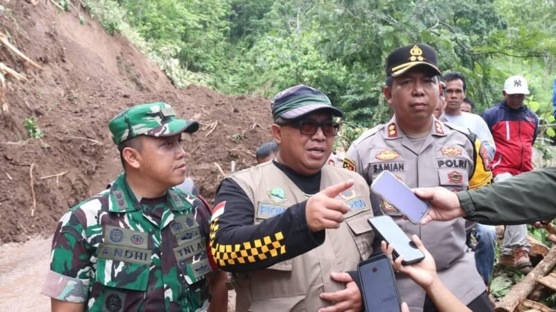Bupati Sukabumi H. Marwan Hamami: Proses evakuasi longsor di Simpenan tengah berlangsung. Tetap waspada, terutama di daerah rawan bencana.| Foto: Fb/Pemerintah Kabupaten Sukabumi