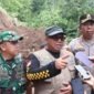 Bupati Sukabumi H. Marwan Hamami: Proses evakuasi longsor di Simpenan tengah berlangsung. Tetap waspada, terutama di daerah rawan bencana.| Foto: Fb/Pemerintah Kabupaten Sukabumi