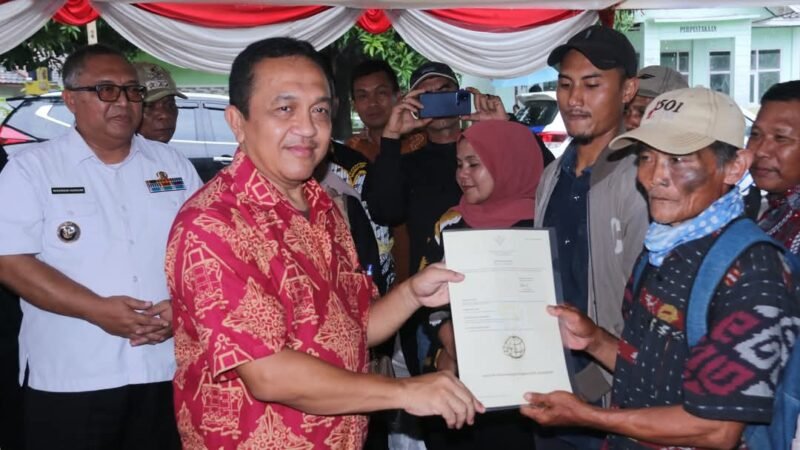 Bupati Sukabumi Serahkan Sertifikat Untuk Masyarakat