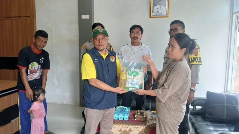 Camat Palabuhanratu bersama Forkopimcam meninjau lokasi bencana pergerakan tanah di Desa Citarik. Bantuan kemanusiaan telah disalurkan untuk membantu warga terdampak yang mengungsi