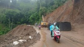Jalan Nasional Bagbagan di Simpenan kembali bisa dilalui dengan sistem buka tutup usai longsor susulan akibat hujan deras yang mengguyur tanpa henti. Pengendara diimbau tetap waspada mengingat cuaca yang belum membaik.