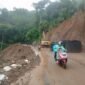 Jalan Nasional Bagbagan di Simpenan kembali bisa dilalui dengan sistem buka tutup usai longsor susulan akibat hujan deras yang mengguyur tanpa henti. Pengendara diimbau tetap waspada mengingat cuaca yang belum membaik.