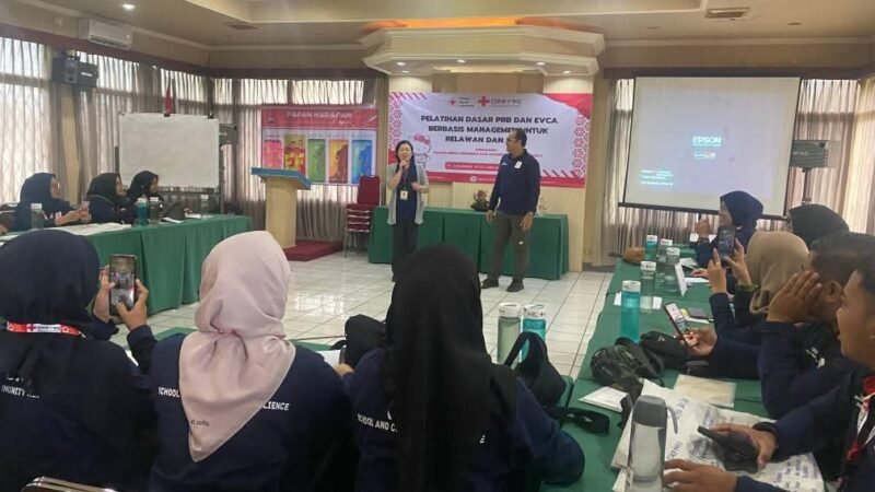 PMI Kabupaten Sukabumi melatih puluhan relawan dan staf dalam program pengurangan risiko bencana. Selama empat hari, peserta dibekali pengetahuan dasar tentang tanggap darurat, kerentanan bencana, dan program Satuan Pendidikan Aman Bencana (SPAB).