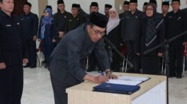 Bupati Sukabumi, H. Marwan Hamami, resmi melantik dan mengambil sumpah jabatan 100 pejabat administrator dan pengawas di lingkungan Pemerintah Kabupaten Sukabumi.