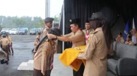 Ketua Kwarcab Pramuka Kabupaten Sukabumi, H. Ade Suryaman, secara resmi membuka kegiatan Kata, Seni, dan Olahraga (KATANIRA) 2025 di Moonshine, Gunungjaya, Kecamatan Cisaat.