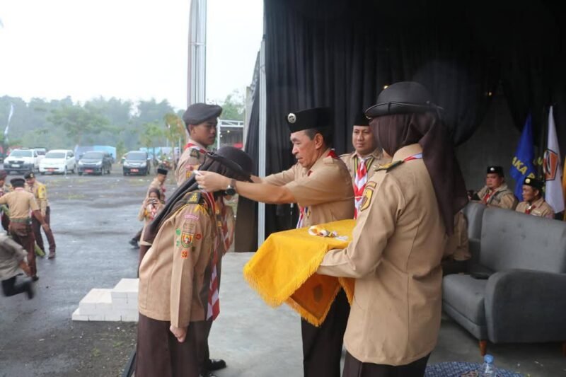 Ketua Kwarcab Pramuka Kabupaten Sukabumi, H. Ade Suryaman, secara resmi membuka kegiatan Kata, Seni, dan Olahraga (KATANIRA) 2025 di Moonshine, Gunungjaya, Kecamatan Cisaat.