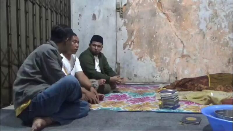 Tragedi menimpa Septian, seorang satpam asal Sukabumi, yang ditemukan tewas mengenaskan di Bogor. Keluarga berharap keadilan ditegakkan tanpa pandang bulu.