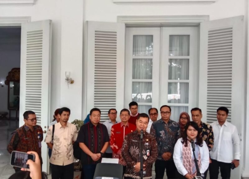 Pergub DKJ 2025 tentang izin perkawinan dan perceraian ASN menuai perhatian publik. Pj Gubernur Teguh Setyabudi tegaskan aturan ini untuk melindungi keluarga ASN.