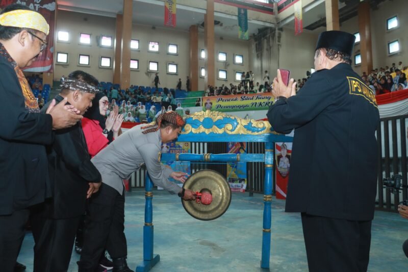 Festival Seni Pencak Silat Kapolres Cup 2025 resmi digelar di GOR Palabuhanratu, Sukabumi! Ajang ini menjadi wadah bagi pelajar dan atlet pencak silat dari berbagai daerah untuk berkompetisi secara sehat serta melestarikan budaya bangsa.