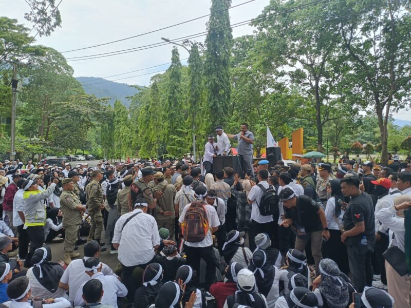 Ribuan guru honorer di Kabupaten Sukabumi turun ke jalan menuntut kejelasan status dan kesejahteraan. Mereka mendesak pemerintah agar status R3 diubah menjadi penuh waktu serta meminta kuota pengangkatan P3K ditingkatkan.