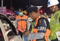 Petugas gabungan di Kabupaten Sukabumi menggelar razia angkutan liar di Jalan Raya Sukabumi-Bogor. Operasi ini berhasil mengamankan empat kendaraan travel gelap yang dinilai mengganggu operasional angkutan umum resmi. Penertiban ini dilakukan untuk menciptakan transportasi yang lebih aman, tertib, dan legal.