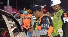 Petugas gabungan di Kabupaten Sukabumi menggelar razia angkutan liar di Jalan Raya Sukabumi-Bogor. Operasi ini berhasil mengamankan empat kendaraan travel gelap yang dinilai mengganggu operasional angkutan umum resmi. Penertiban ini dilakukan untuk menciptakan transportasi yang lebih aman, tertib, dan legal.