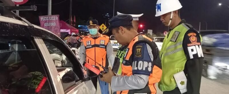 Petugas gabungan di Kabupaten Sukabumi menggelar razia angkutan liar di Jalan Raya Sukabumi-Bogor. Operasi ini berhasil mengamankan empat kendaraan travel gelap yang dinilai mengganggu operasional angkutan umum resmi. Penertiban ini dilakukan untuk menciptakan transportasi yang lebih aman, tertib, dan legal.