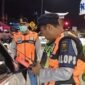 Petugas gabungan di Kabupaten Sukabumi menggelar razia angkutan liar di Jalan Raya Sukabumi-Bogor. Operasi ini berhasil mengamankan empat kendaraan travel gelap yang dinilai mengganggu operasional angkutan umum resmi. Penertiban ini dilakukan untuk menciptakan transportasi yang lebih aman, tertib, dan legal.