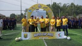 Bupati Sukabumi, H. Marwan Hamami, secara resmi membuka Bupati Cup 2025 Assalam Tournament Mini Soccer di Pondok Modern Assalam Putra.