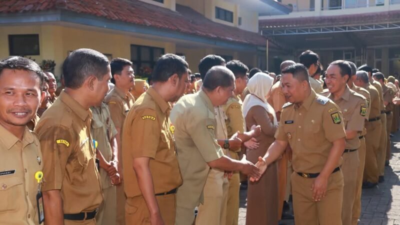 Wakil Bupati Sukabumi, H. Andreas, memimpin apel pagi perdana di Sekretariat Daerah Kabupaten Sukabumi. .