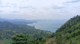 Pantai Cikembang, surga tersembunyi di Sukabumi yang menawarkan keindahan alami dan ketenangan. 