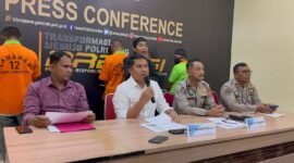 Polda Gorontalo berhasil mengungkap praktik pertambangan emas ilegal di Kabupaten Boalemo. Tiga pelaku diamankan, serta sejumlah barang bukti termasuk excavator disita. .
