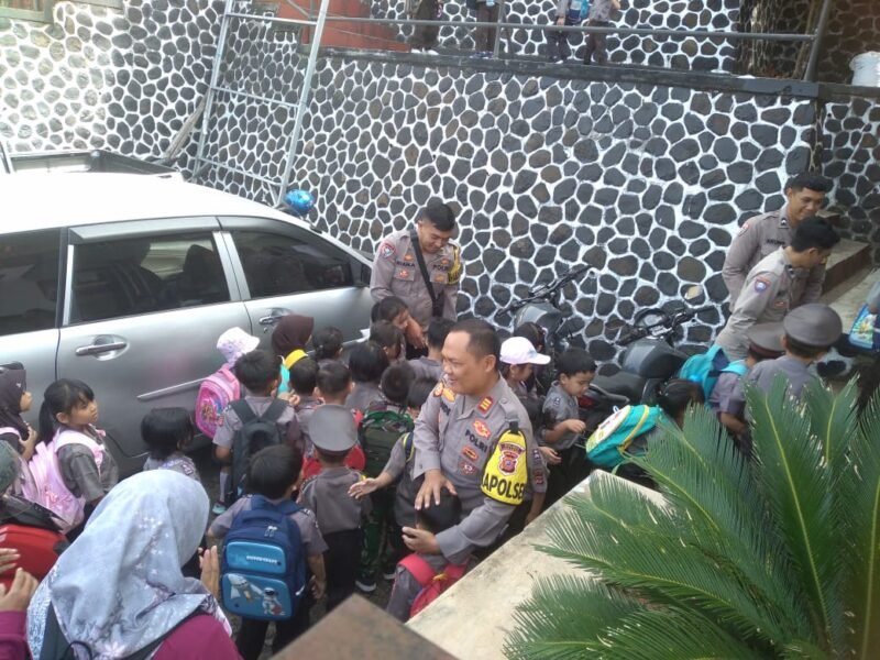 Keceriaan terpancar dari puluhan siswa TK Penerus Bangsa 2 Sagaranten saat berkunjung ke Polsek Sagaranten dalam kegiatan Outing Class.