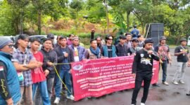 Laskar Pasundan Indonesia (LPI) menggelar aksi unjuk rasa di depan kantor Dinas Perkim Kabupaten Sukabumi. Mereka mendesak