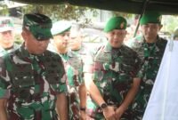 Panglima TNI Jenderal TNI Agus Subiyanto, S.E., M.Si., bersama Komisi I DPR RI, menyerahkan bantuan sarana dan prasarana untuk mendukung tugas TNI dalam penanggulangan bencana di Kabupaten Sukabumi. .