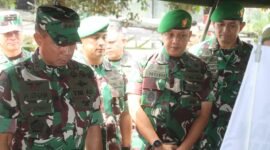 Panglima TNI Jenderal TNI Agus Subiyanto, S.E., M.Si., bersama Komisi I DPR RI, menyerahkan bantuan sarana dan prasarana untuk mendukung tugas TNI dalam penanggulangan bencana di Kabupaten Sukabumi. .