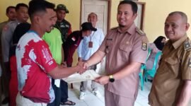 Penyerahan 66 Sertifikat Hak Atas Tanah (SHAT) bagi pelaku usaha mikro di Desa Sampora, Kecamatan Cikidang, resmi dilakukan. 