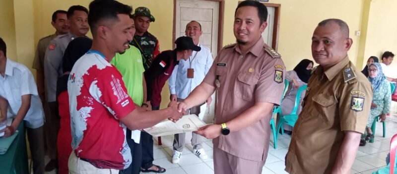 Penyerahan 66 Sertifikat Hak Atas Tanah (SHAT) bagi pelaku usaha mikro di Desa Sampora, Kecamatan Cikidang, resmi dilakukan. 