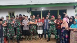 Kebahagiaan terpancar dari wajah Ibu Siti Maryam setelah rumahnya direnovasi melalui program Rutilahu dan diresmikan langsung oleh Dandim 0622/Kabupaten Sukabumi.