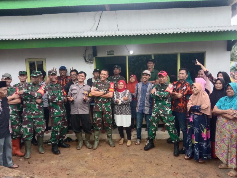 Kebahagiaan terpancar dari wajah Ibu Siti Maryam setelah rumahnya direnovasi melalui program Rutilahu dan diresmikan langsung oleh Dandim 0622/Kabupaten Sukabumi.