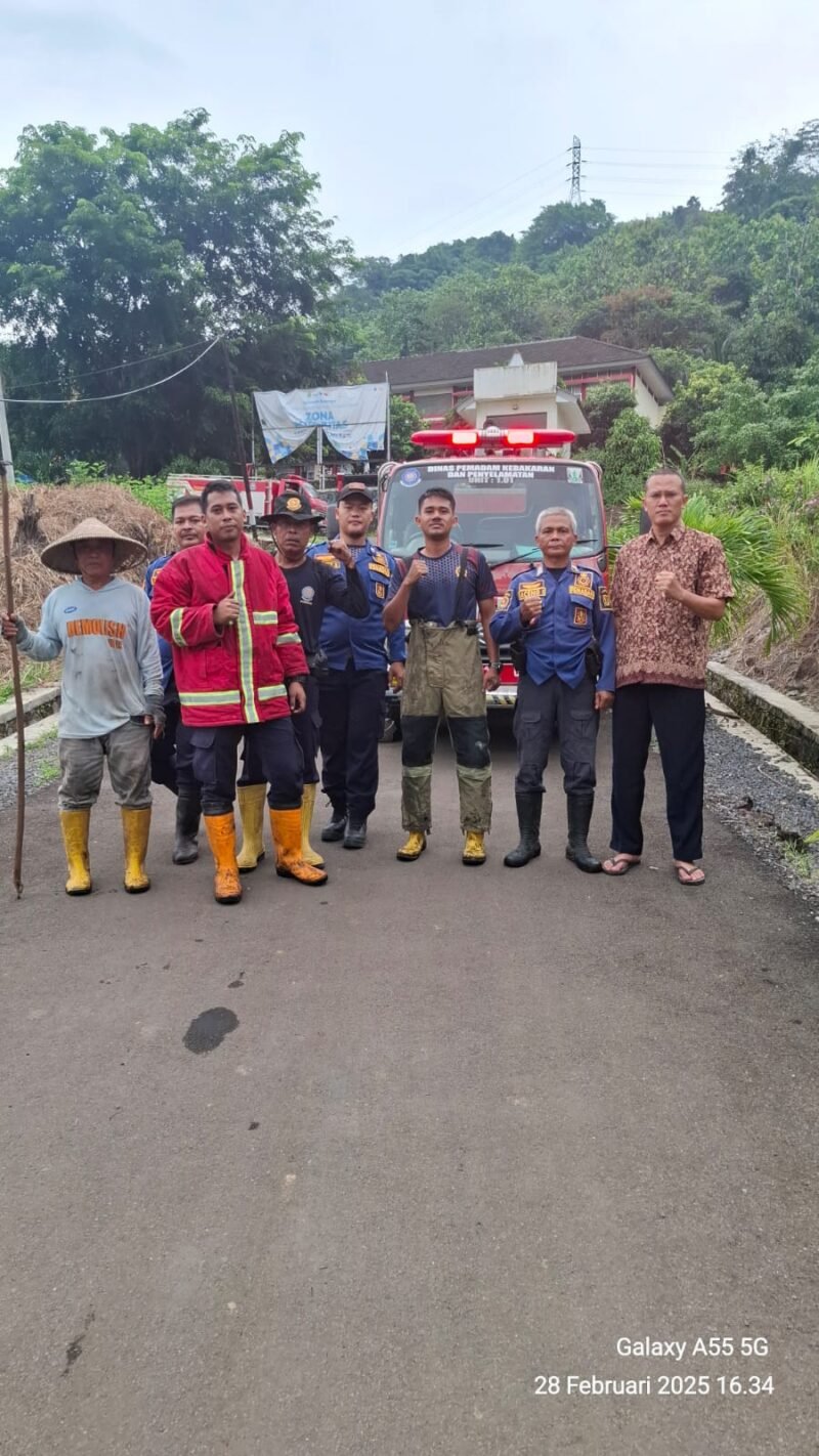 Tanggap dan sigap! Petugas Damkar Kabupaten Sukabumi berhasil memadamkan kebakaran lahan milik Pemda di Palabuhanratu.