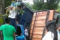 Kecelakaan tragis terjadi di Jalan Cijarian Tonjong, Palabuhanratu, Sukabumi. Sebuah truk bermuatan batu terguling dan menimpa minibus berisi enam orang.
