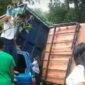 Kecelakaan tragis terjadi di Jalan Cijarian Tonjong, Palabuhanratu, Sukabumi. Sebuah truk bermuatan batu terguling dan menimpa minibus berisi enam orang.