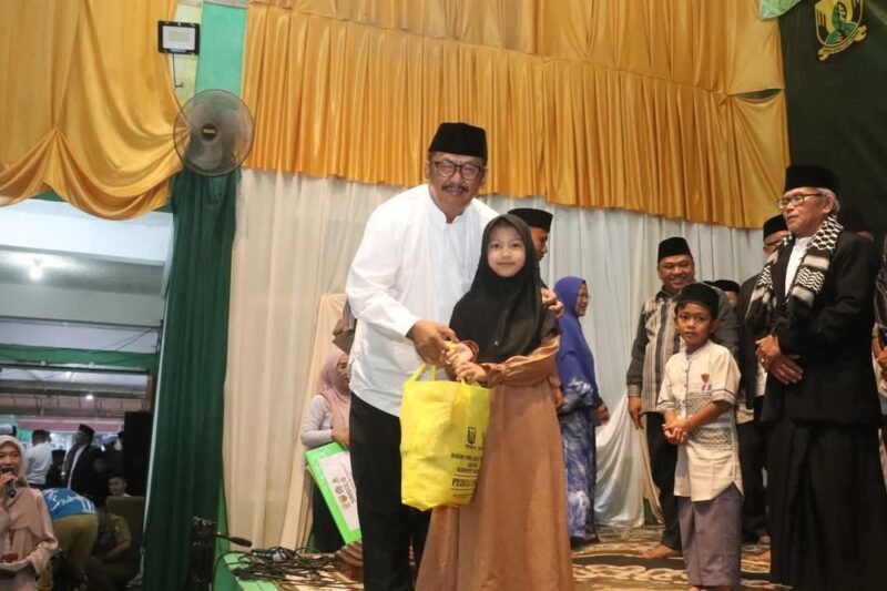 Bupati Sukabumi, H. Asep Japar, bersilaturahmi dengan masyarakat Nagrog dalam kegiatan Muhibah Ramadhan di Pondok Pesantren Azzainiyah. 