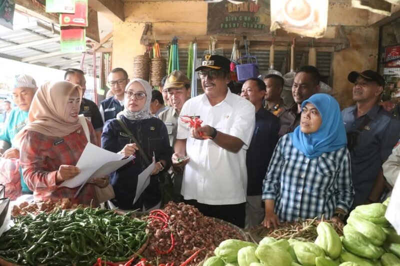 Bupati Sukabumi H. Asep Japar bersama Sekda melakukan pemantauan harga dan stok kebutuhan pokok di Pasar Cisaat untuk memastikan stabilitas harga menjelang Idul Fitri 2025.