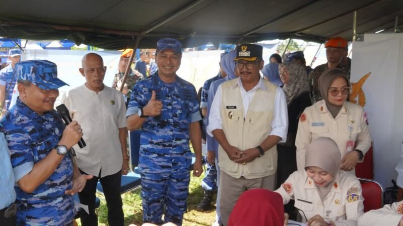 Bupati Sukabumi H. Asep Japar menghadiri bakti sosial yang diselenggarakan oleh TNI AU dalam rangka HUT ke-79 TNI AU di Parakansalak, Sukabumi.