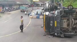 Sebuah truk bermuatan udang terguling di Tanjakan Baeud, Sukabumi, akibat tidak kuat menanjak di jalan yang rusak dan tikungan tajam.