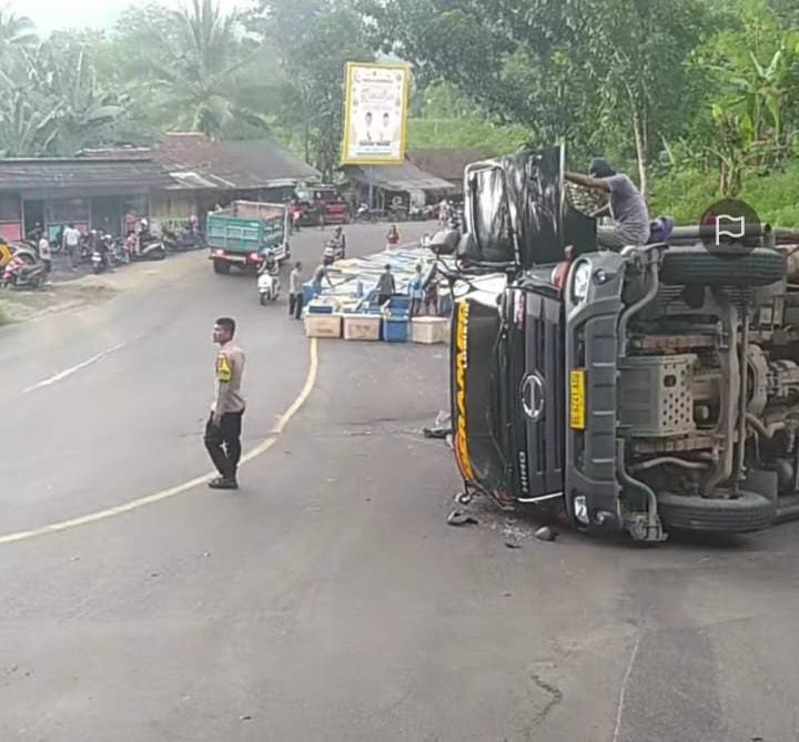 Sebuah truk bermuatan udang terguling di Tanjakan Baeud, Sukabumi, akibat tidak kuat menanjak di jalan yang rusak dan tikungan tajam.