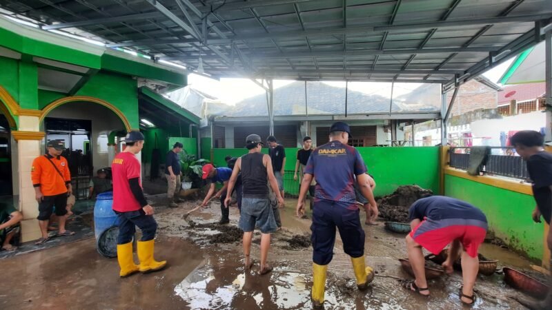 Lurah Palabuhanratu, Yadi Supriadi, bersama jajaran terus melakukan monitoring dan pemetaan wilayah terdampak banjir. Upaya pembersihan fasilitas umum juga terus dilakukan bekerja sama dengan dinas terkait.