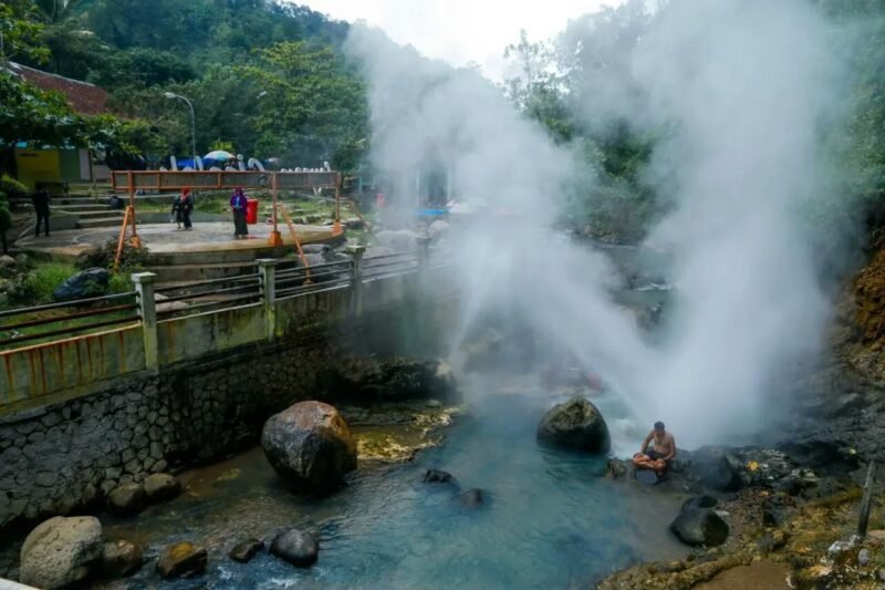 Pengelola Objek Wisata Geyser Cisolok bersiap menyambut lonjakan wisatawan di libur panjang Idul Fitri 1446 H. Berbagai persiapan dilakukan, mulai dari pemeliharaan fasilitas hingga mitigasi bencana demi kenyamanan dan keamanan pengunjung.