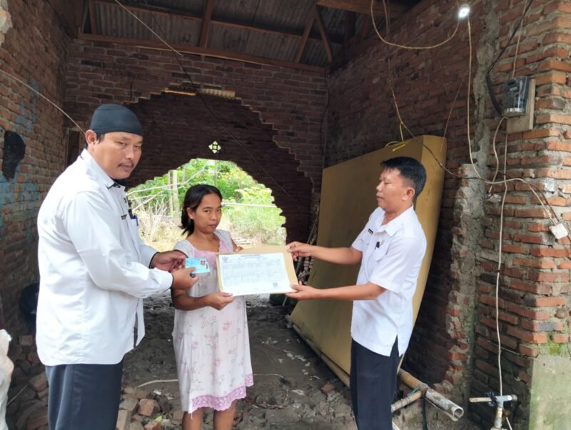 UPTD Dukcapil Palabuhanratu memberikan layanan prioritas dan gratis bagi korban bencana banjir dan longsor! Warga yang kehilangan dokumen kependudukan kini bisa mengurus kembali dengan mudah. .