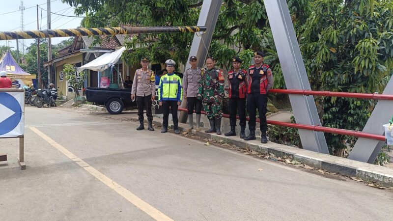 Aparat keamanan turun tangan menindak tegas pungli di Jembatan Bojong Kopo! Masyarakat diimbau untuk segera melaporkan jika menemukan tindakan serupa. Keselamatan bersama adalah prioritas utama!