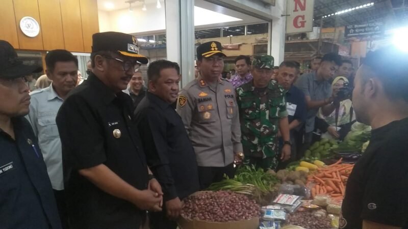 Ketua DPRD Kabupaten Sukabumi, Budi Azhar Mutawali, menginstruksikan tindakan tegas terkait temuan Minyak Kita yang isinya tidak sesuai dan dijual di atas harga eceran tertinggi. 