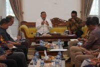 Bupati Sukabumi H. Asep Japar menerima kunjungan Sekretaris Kementerian Koperasi RI, Ahmad Zabadi, dalam rangka pembahasan program nasional Koperasi Desa Merah Putih.