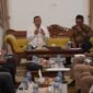 Bupati Sukabumi H. Asep Japar menerima kunjungan Sekretaris Kementerian Koperasi RI, Ahmad Zabadi, dalam rangka pembahasan program nasional Koperasi Desa Merah Putih.