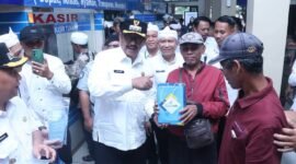 Bupati Sukabumi, H. Asep Japar bersama Wakil Bupati H. Andreas meninjau langsung pelaksanaan program pemutihan pajak kendaraan bermotor di Samsat Palabuhanratu.