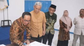 Sekda Kabupaten Sukabumi, Ade Suryaman, menandatangani MoU dan MoA bersama STISIP Widyapuri Mandiri dalam rangka pengembangan kampus ke berbagai wilayah. .