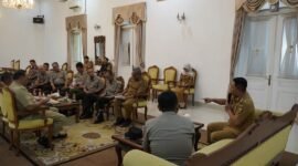 Wakil Bupati Sukabumi H. Andreas menerima kunjungan Keluarga Besar KB FKPPI Kabupaten Sukabumi di Pendopo pada Senin, 28 April 2025. Dalam suasana penuh keakraban, KB FKPPI memaparkan program-program wirausaha, sosial, dan pembangunan rumah tidak layak huni.