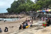 Suasana liburan Lebaran di Palabuhanratu dan Cisolok semakin ramai! Destinasi wisata pantai dan pemandian air panas ini kembali menjadi pilihan utama wisatawan dari berbagai daerah.