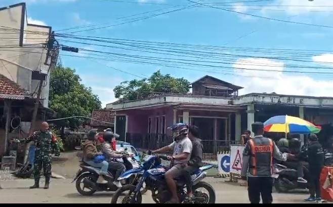 Kemacetan panjang terjadi di Jembatan Goyang Alternatif Bojong Kopo akibat lonjakan volume kendaraan pada hari ketiga Lebaran. Dishub bersama aparat gabungan menerapkan sistem buka-tutup untuk mengurai antrean kendaraan.